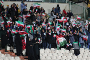 Torcedoras iranianas no estádio - Getty Images