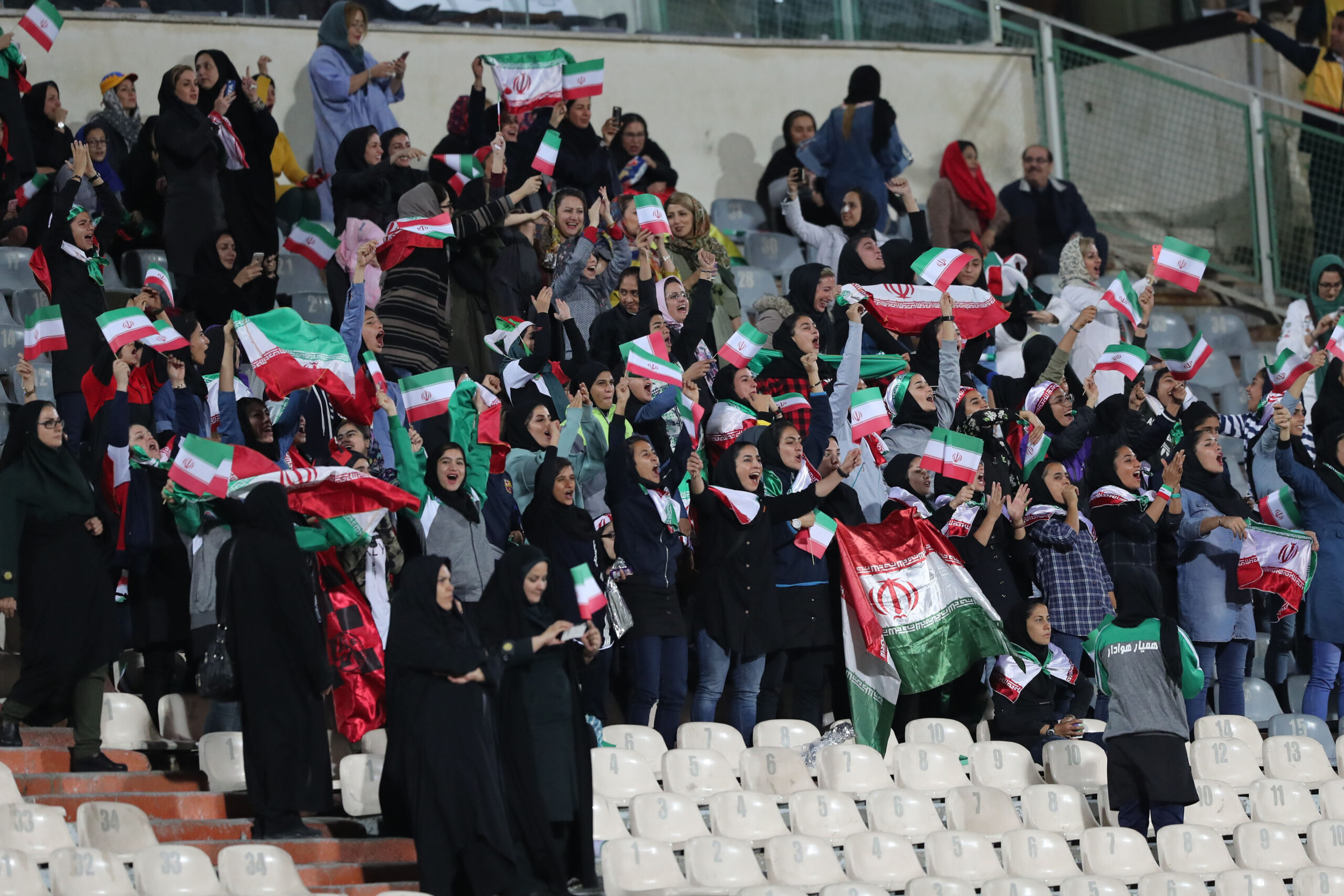Torcedoras iranianas no estádio - Getty Images