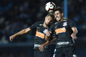 Avelar, do Corinthians, revela que assiste vídeos de Van Dijk e Sergio Ramos para atuar como zagueiro - GettyImages