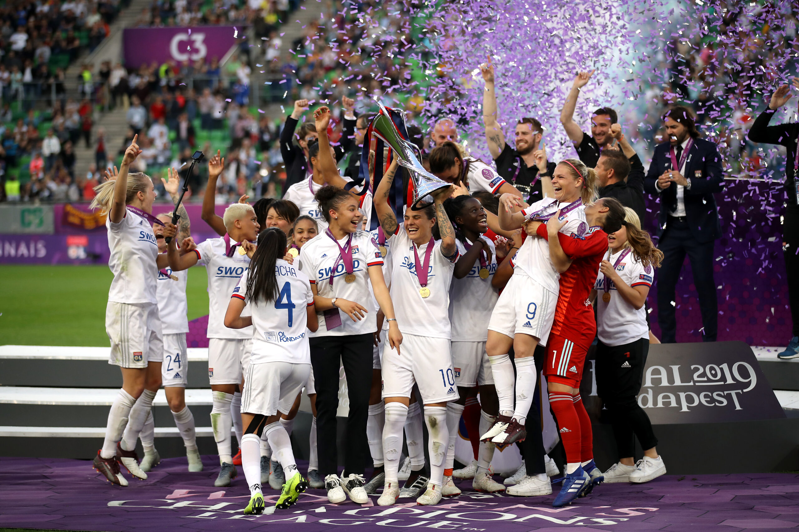 Lyon comemorando o título da Wome's Champions League - Getty Images