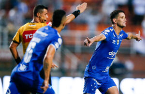 Envolvido em diversas polêmicas, Thiago Neves foi um dos maiores vilões dos torcedores celestes - Getty Images