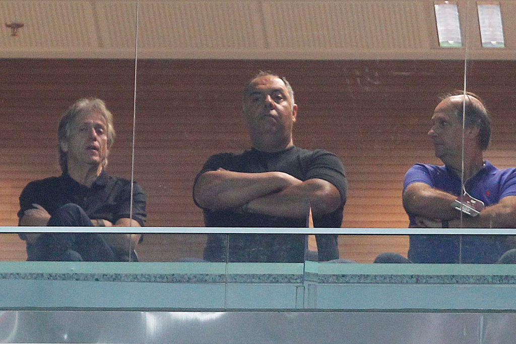 Marcos Braz, no centro, ao lado de Jorge Jesus, à esquerda - GettyImages