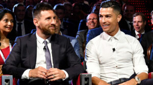 Cristiano Ronaldo e Messi durante a premiação da Bola de Ouro - GettyImages