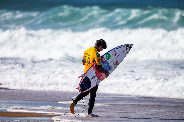 Gabriel Medina tem encontro especial com a taça da Copa do Mundo de futebol - Getty Images