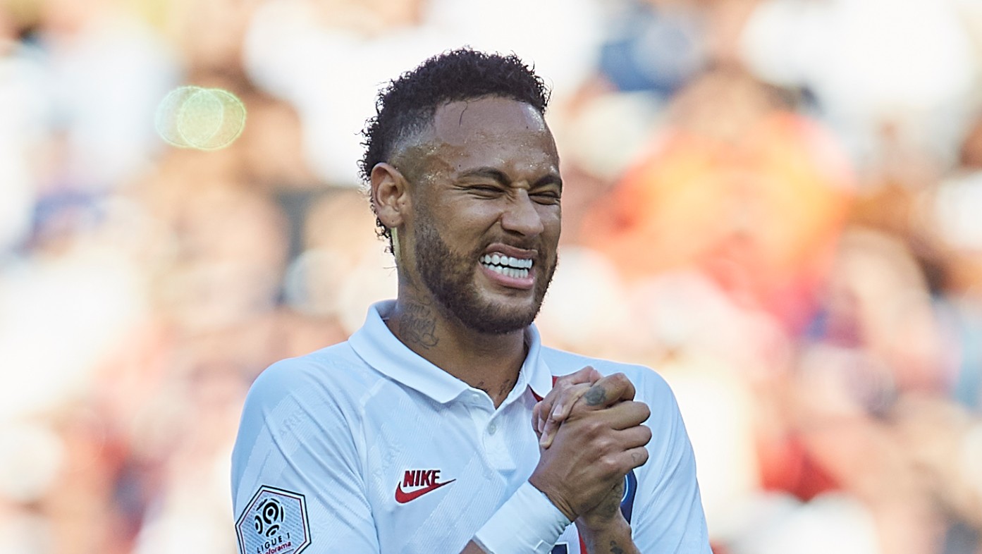 Neymar e Iniesta em ação com a camisa do PSG - GettyImages