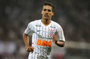 Pedrinho em ação com a camisa do Corinthians - GettyImages