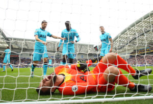Goleirose machuca em jogo do Tottenham contra o Brighton pelo Campeonato Inglês - GettyImages