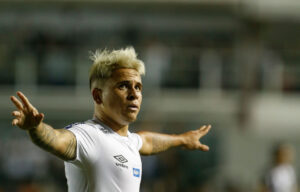 Soteldo em ação com a camisa do Santos - GettyImages