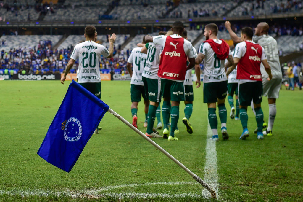 Bandeira da marcação de escanteio caindo, no Mineirão - GettyImages