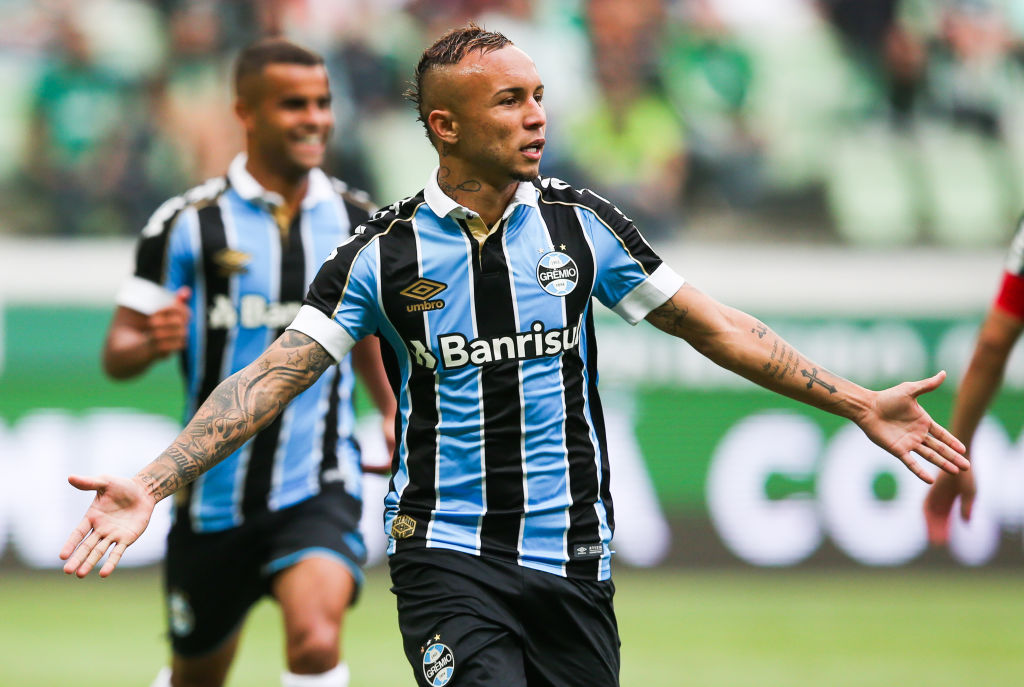 Everton Cebolinha comemorando gol com a camisa do Grêmio - GettyImages
