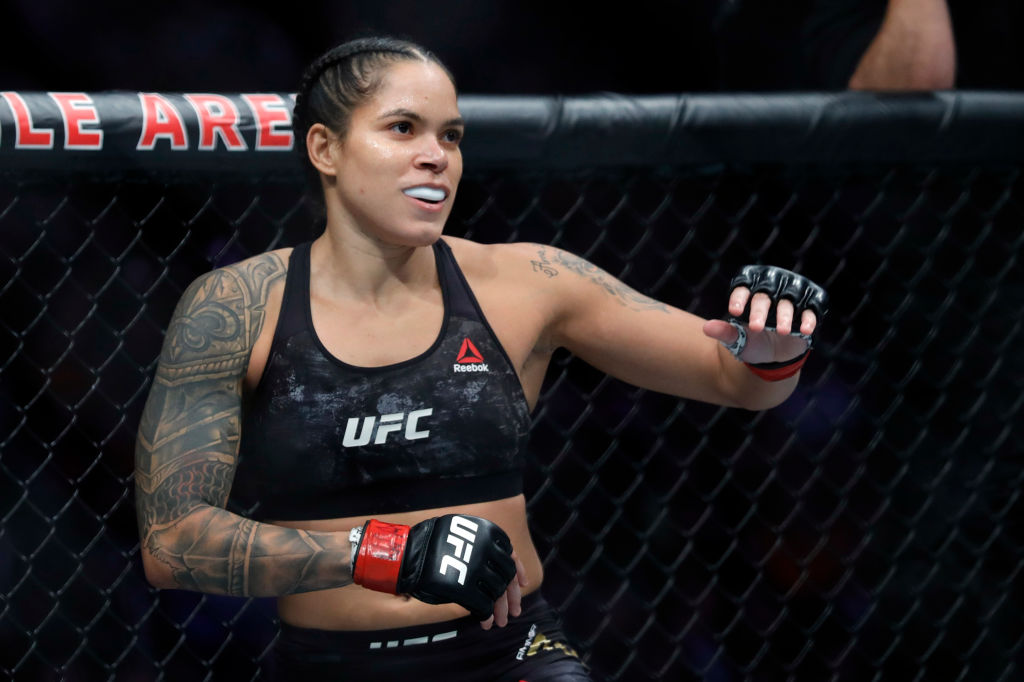 Amanda Nunes pode ser a primeira mulher a conquistar dois cinturões ao mesmo tempo - Getty Images