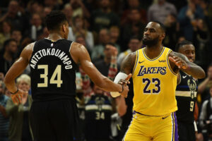 LeBron James em ação pelos Lakers - GettyImages