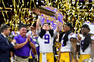 Joe Burrow levantando o troféu da liga universitária - GettyImages