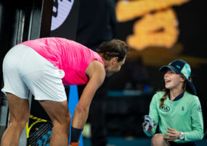 Nadal pedindo desculpas para boleira - GettyImages