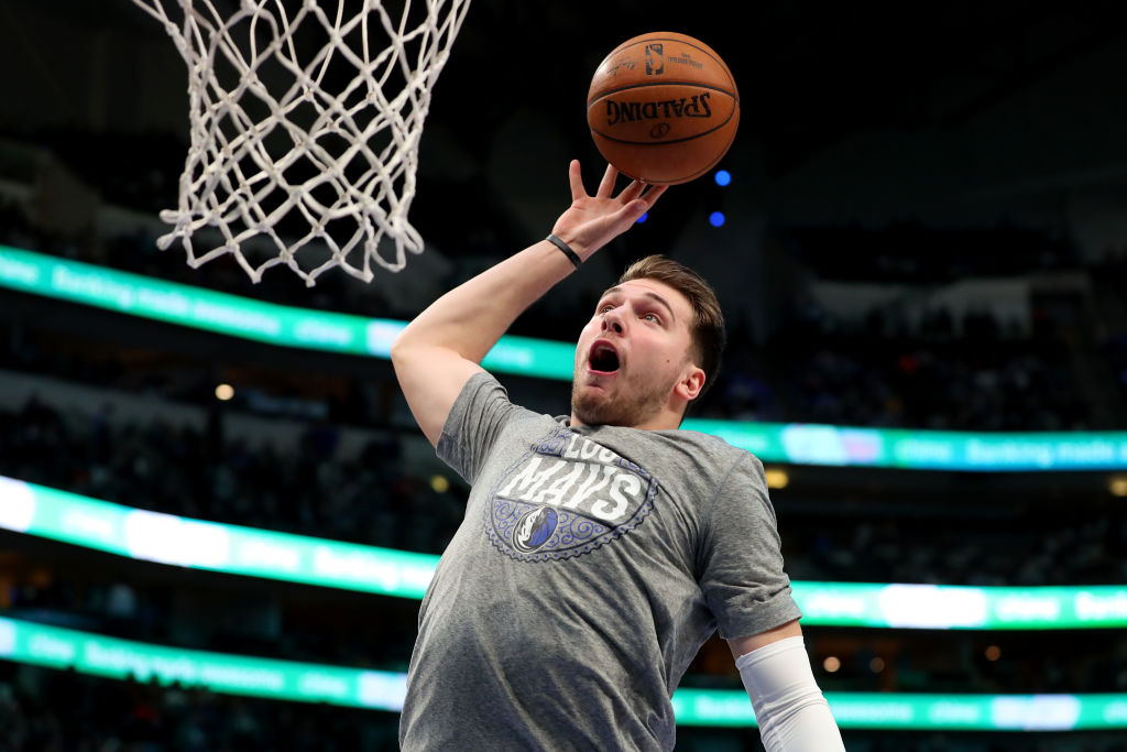 NBA: Luka Doncic faz cesta com pé durante treino dos Mavericks - GettyImages
