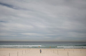 5 surfistas morrem na Holanda durante ressaca com forte camada de espuma marinha - GettyImages