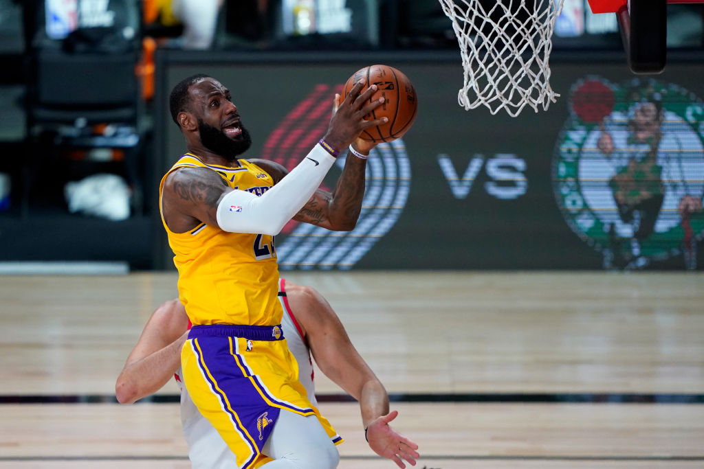 LeBron James em ação pelo Los Angeles Lakers - GettyImages