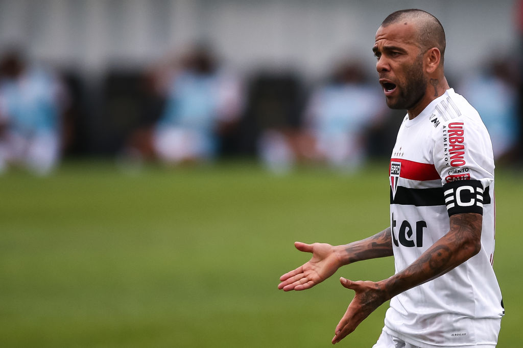“Nesse mundo de mediocridades, não tem espaço pra fracos com vaidades”, diz Daniel Alves em mensagem - GettyImages