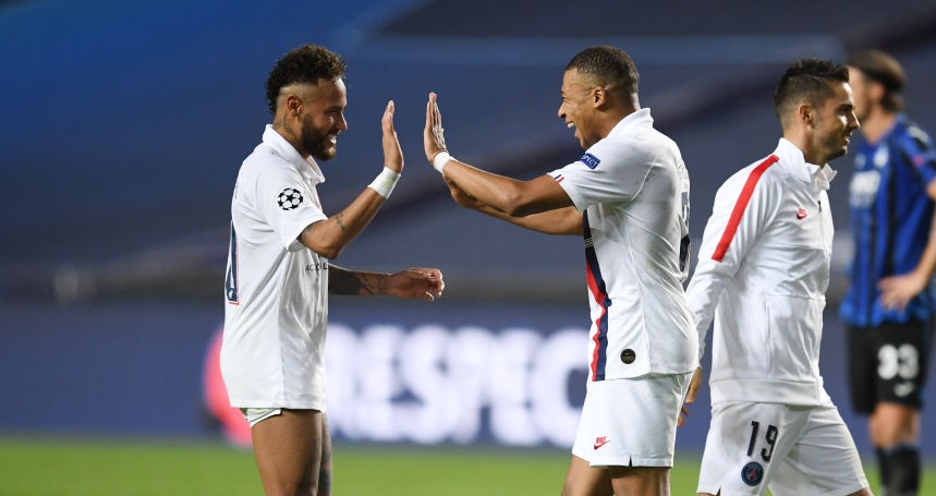 Neymar e Mbappé em ação - GettyImages
