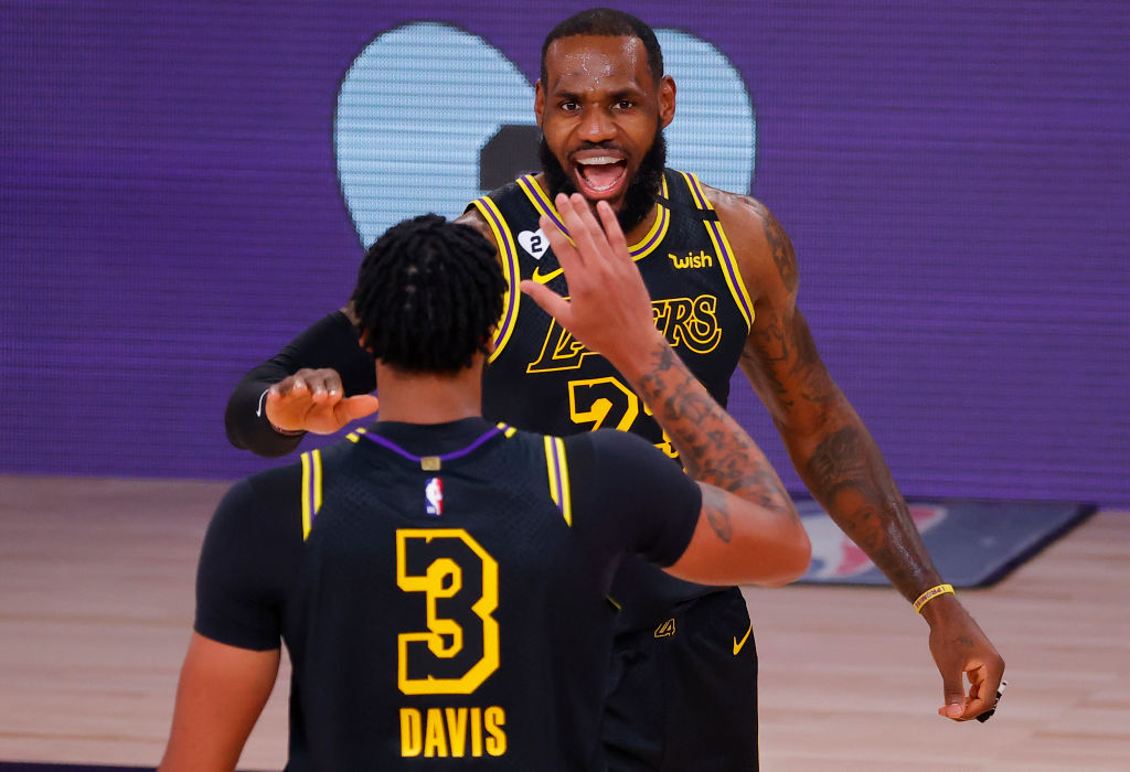 Lakers entram em quadra em tributo a Kobe Bryant - GettyImages