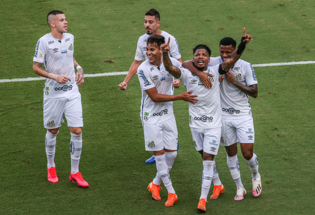 Com dois gols de Marinho, Santos vence o Grêmio e entra no G-6 do Brasileirão - GettyImages