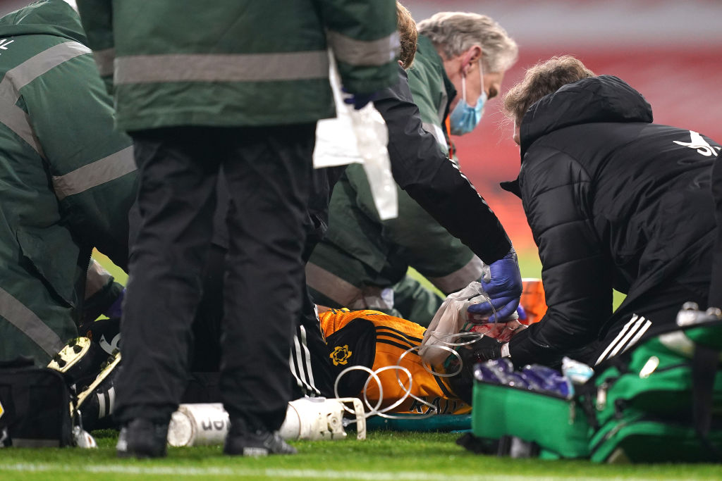 Choque entre Raúl Jiménez e David Luiz deixou o jogador mexicano desacordado - Getty Images