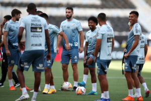 Jogadores do Santos reunidos durante treino na Vila Belmiro - GettyImages