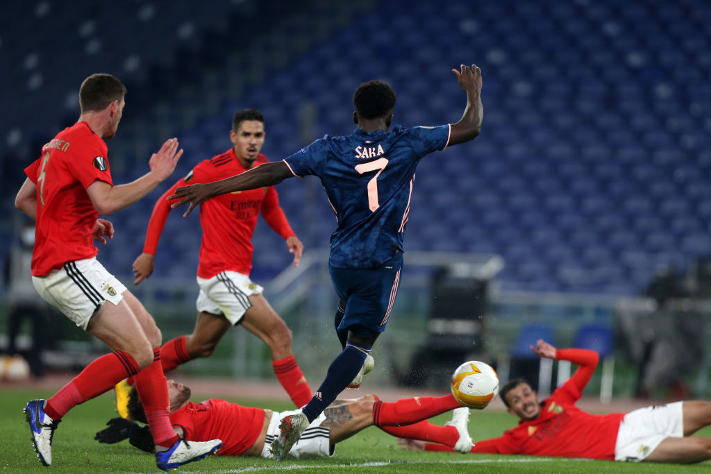 Jogadores de Arsenal e Benfica em ação - GettyImages