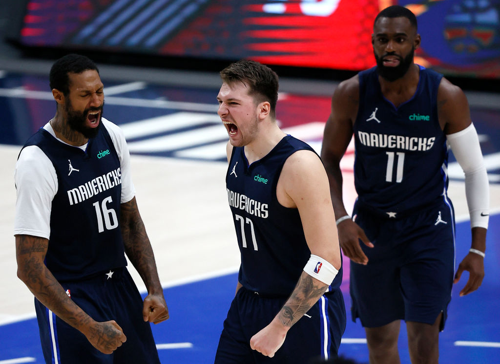 Em jogo disputado, astro esloveno marca três pontos decisivos no fim da partida e confirma vitória dos Mavericks em casa - GettyImages