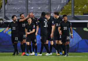 Jogadores da Alemanha comemorando gol na partida contra a Islândia - Getty Images