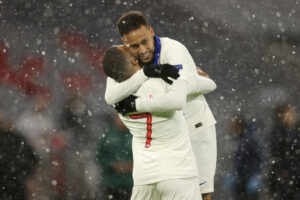 Neymar e Mbappé foram decisivos na partida - GettyImages