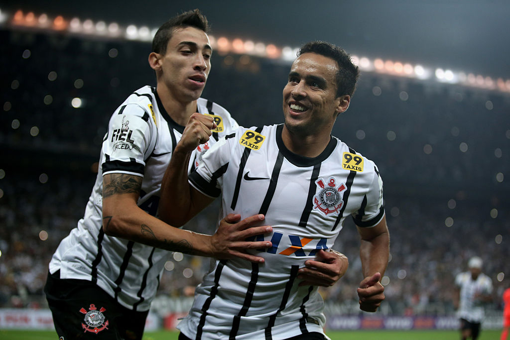 Jadson comemorando gol com a camisa do Corinthians - GettyImages