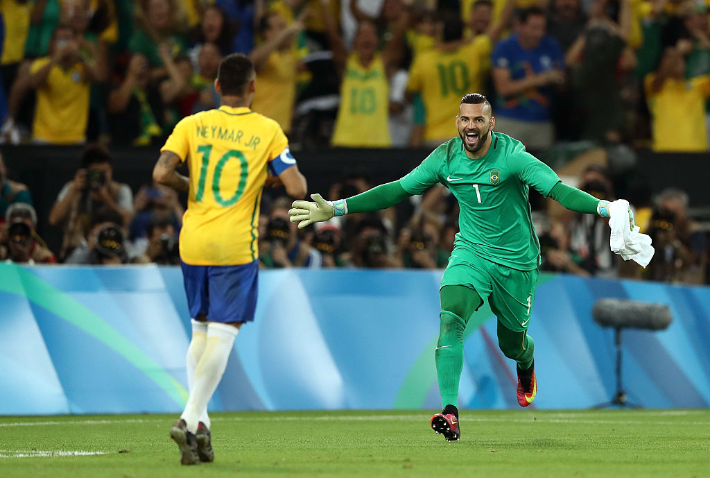 Weverton comemora título do Brasil - GettyImages