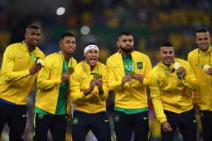 Walace, Gabriel Jesus, Neymar, Gabigol, Rafinha e Luan comemorando a conquista do Ouro Olímpico - Getty Images