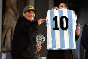 Diego Maradona imortalizou a camisa 10 no Napoli e na Seleção da Argentina - Getty Images