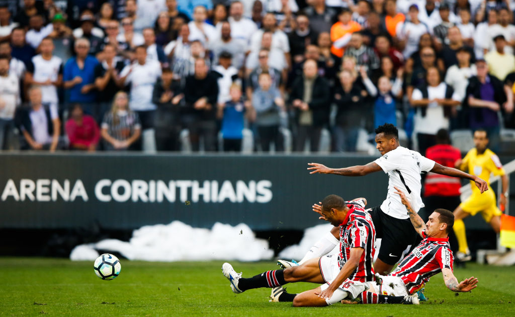 Jô em ação com a camisa do Corinthians - GettyImages