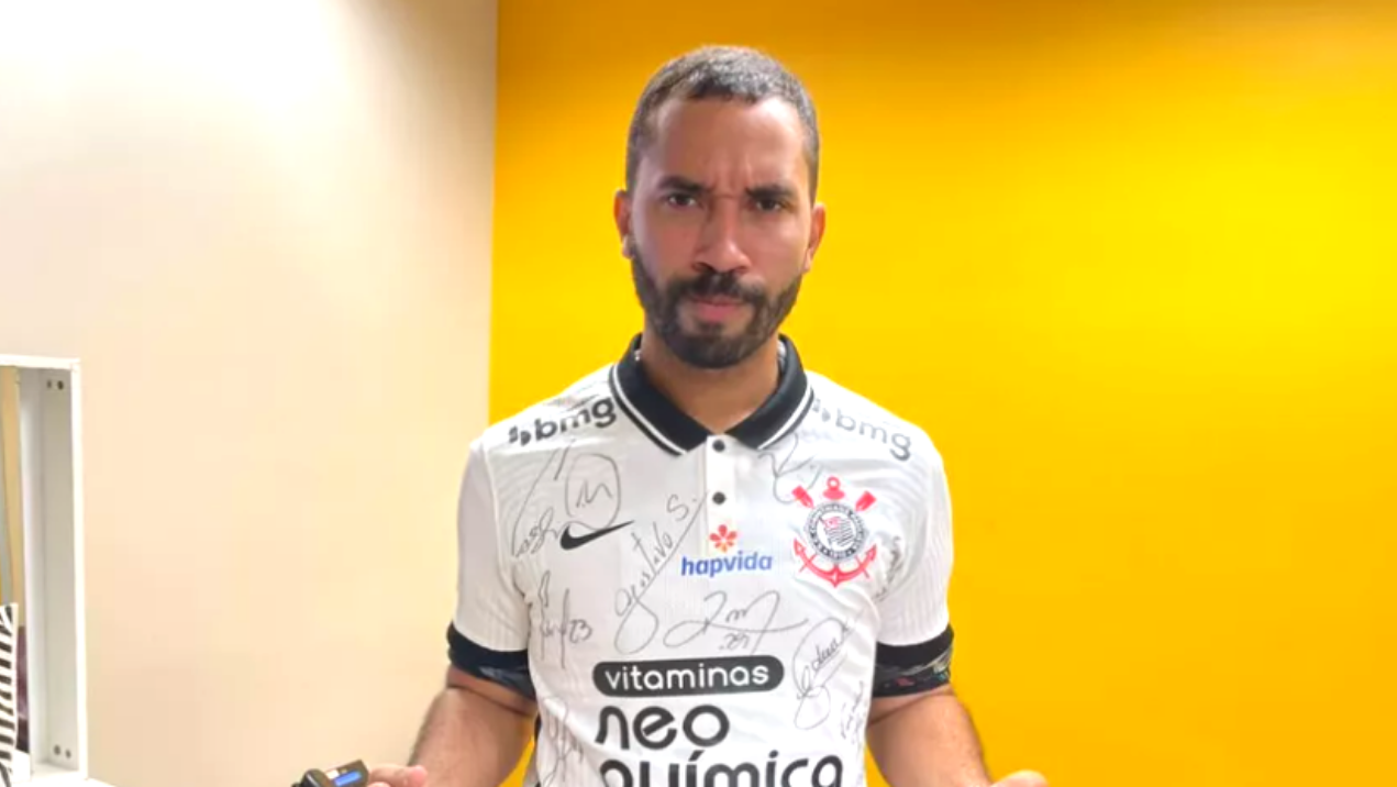 Gil do Vigor recebe camisa autografada pelos jogadores do Corinthians - Reprodução/Twitter