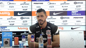 Giuliano, jogador do Corinthians na coletiva em que defende Sylvinho - Transmissão Youtube/Corinthians TV