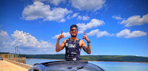 Goleiro Jean posa em carro de luxo e afirma: “Tantas calúnias me fazem chorar” - Instagram