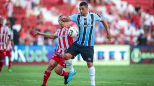 Diego Souza e o Grêmio ainda não chegaram a um acordo sobre o futuro do atacante - Lucas Uebel / Grêmio