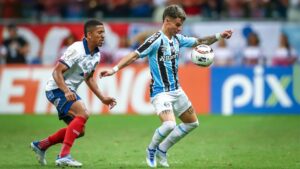 Ferreira em ação com a camisa do Grêmio durante o empate diante do Bahia na série B - Lucas Uebel / Grêmio