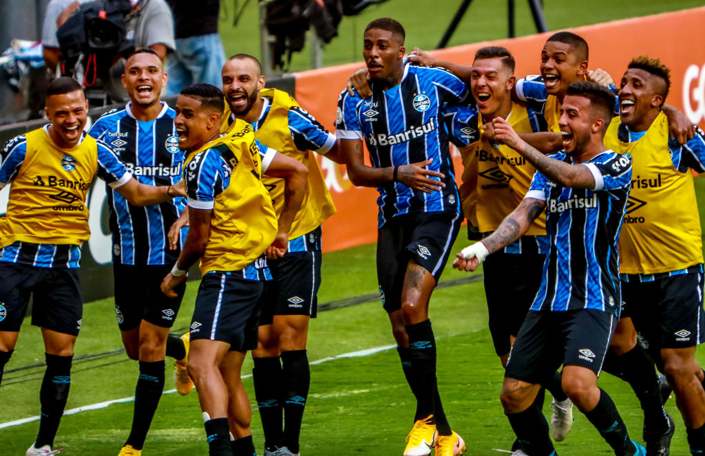 Jogadores do Grêmio comemorando o gol em campo - GettyImages