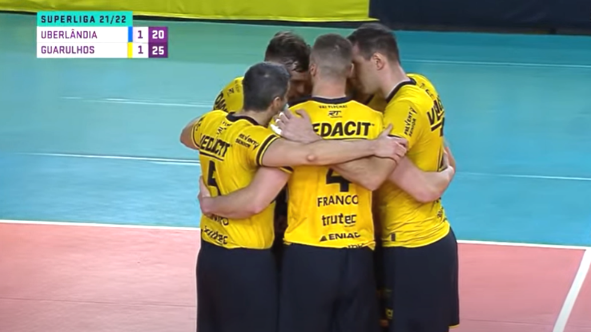 Jogadores do Guarulhos comemorando o ponto diante do Uberlândia na Superliga Masculina - Transmissão SporTV