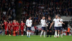 Jogadores de Inglaterra e Hungria em partida das Eliminatórias - GettyImages