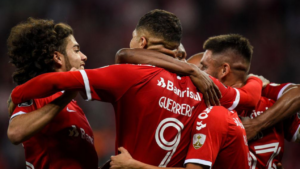 Internacional lança uniforme inspirado no Outubro Rosa e aguarda aval da CBF para estreia - GettyImages