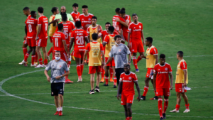 Jogadores do Internacional reunidos após partida - GettyImages