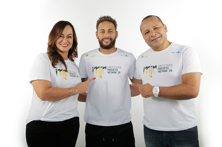 Nadina, Neymar e Neymar pai na sessão de fotos do Instituto Projeto Neymar Jr. - NR Sports/ Instituto Projeto Neymar Jr.