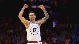 JJ Redick comemorando pela NBA com os braços para cima - GettyImages