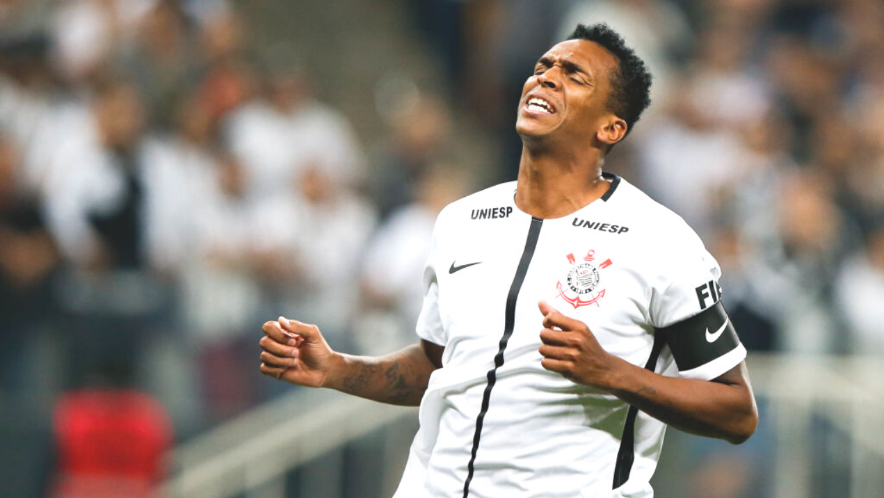 Jô em ação com a camisa do Corinthians - GettyImages