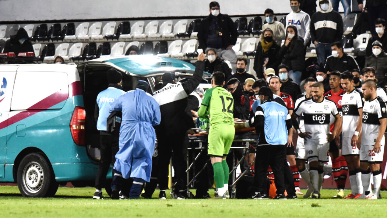 Victor Salazar, jogador do Olimpia entrando na ambulância depois do lance com Arrascaeta na Libertadores - GettyImages